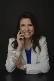 Retrato da Dra. Renata Bertagnoli sorrindo